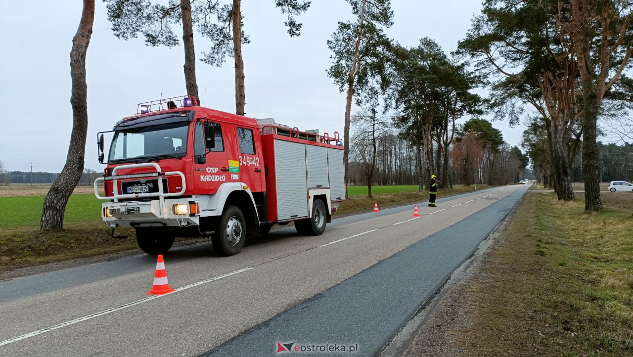 Wypadek w Siarczej Łące. Służby ratunkowe wezwało… jedno z rozbitych aut [06.01.2023] - zdjęcie #1 - eOstroleka.pl
