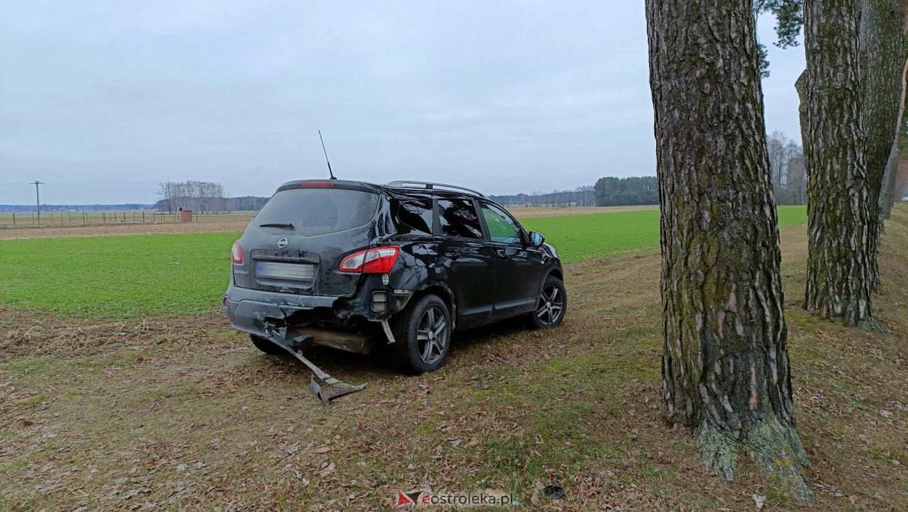 Wypadek w Siarczej Łące. Służby ratunkowe wezwało… jedno z rozbitych aut [06.01.2023] - zdjęcie #4 - eOstroleka.pl