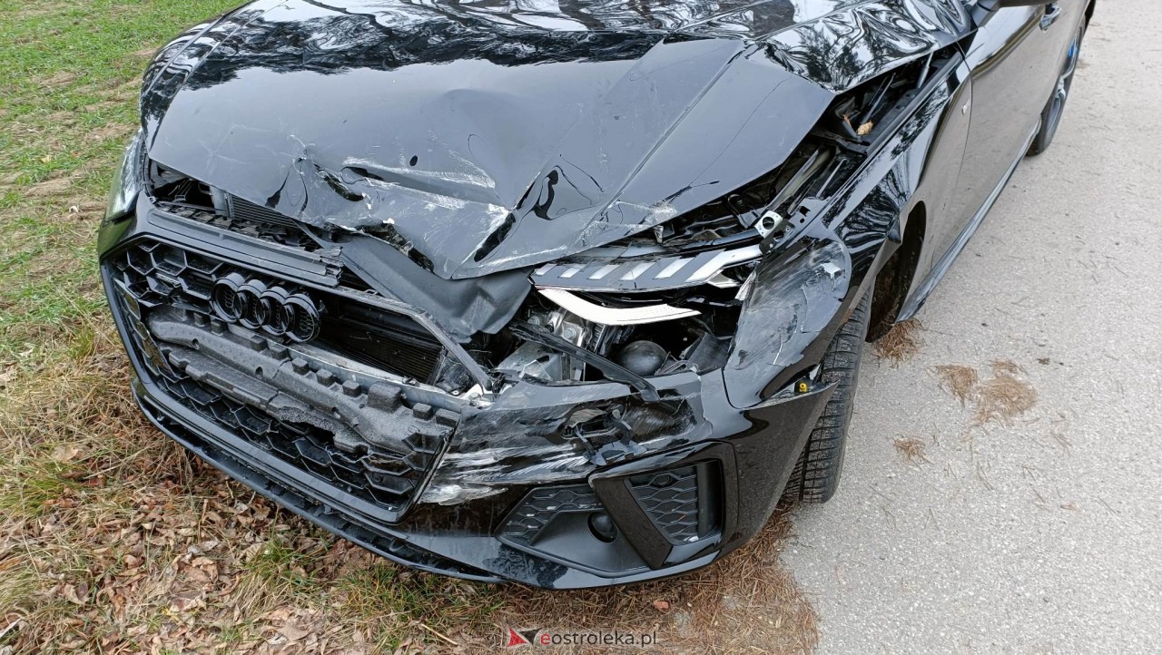 Wypadek w Siarczej Łące. Służby ratunkowe wezwało… jedno z rozbitych aut [06.01.2023] - zdjęcie #10 - eOstroleka.pl