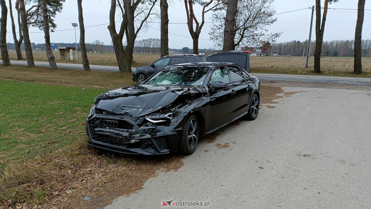 Wypadek w Siarczej Łące. Służby ratunkowe wezwało… jedno z rozbitych aut [06.01.2023] - zdjęcie #11 - eOstroleka.pl