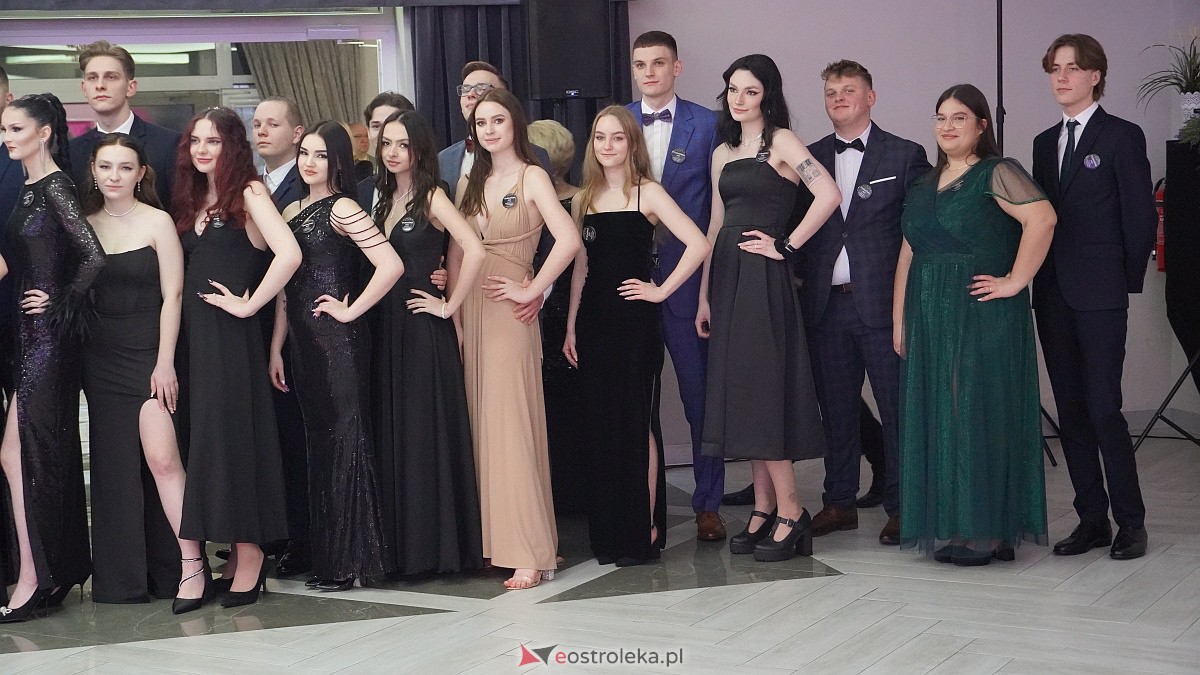 Studniówka 2023. III LO w Ostrołęce [07.01.2023] - zdjęcie #82 - eOstroleka.pl