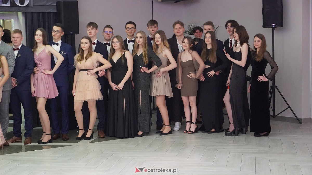 Studniówka 2023. III LO w Ostrołęce [07.01.2023] - zdjęcie #61 - eOstroleka.pl