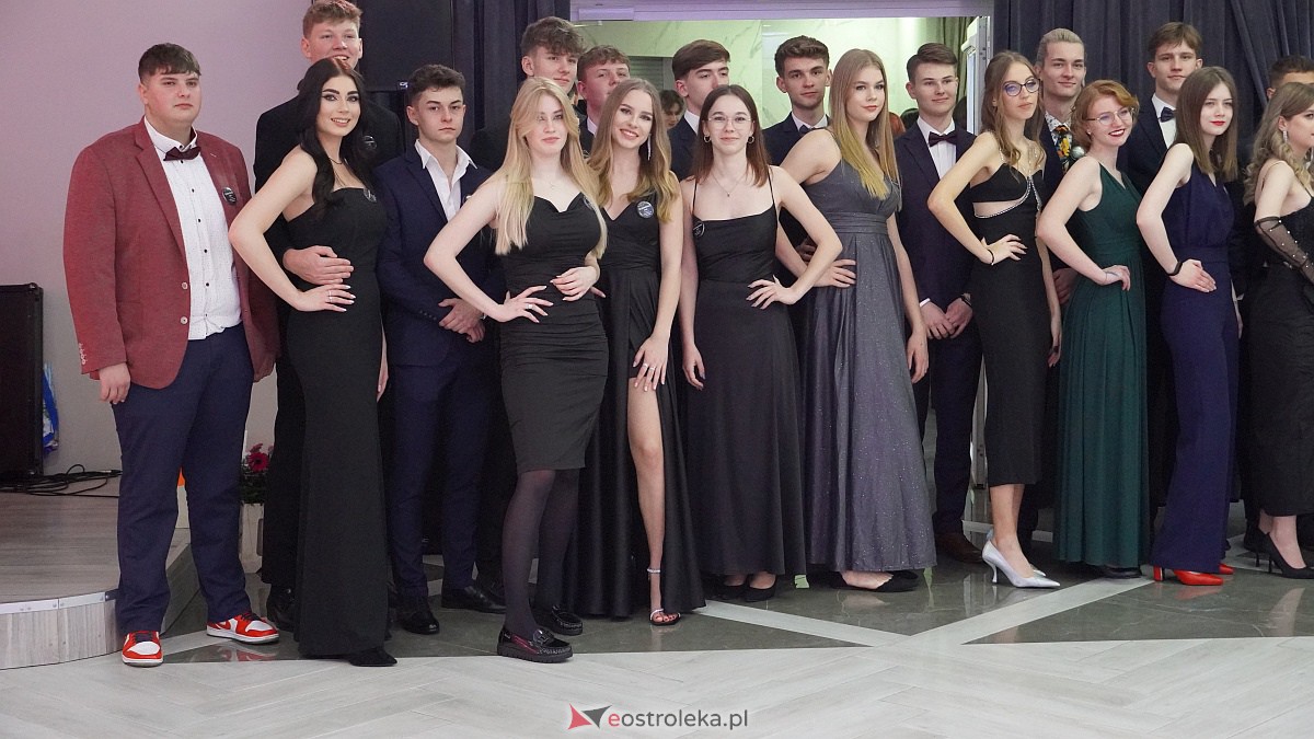 Studniówka 2023. III LO w Ostrołęce [07.01.2023] - zdjęcie #45 - eOstroleka.pl