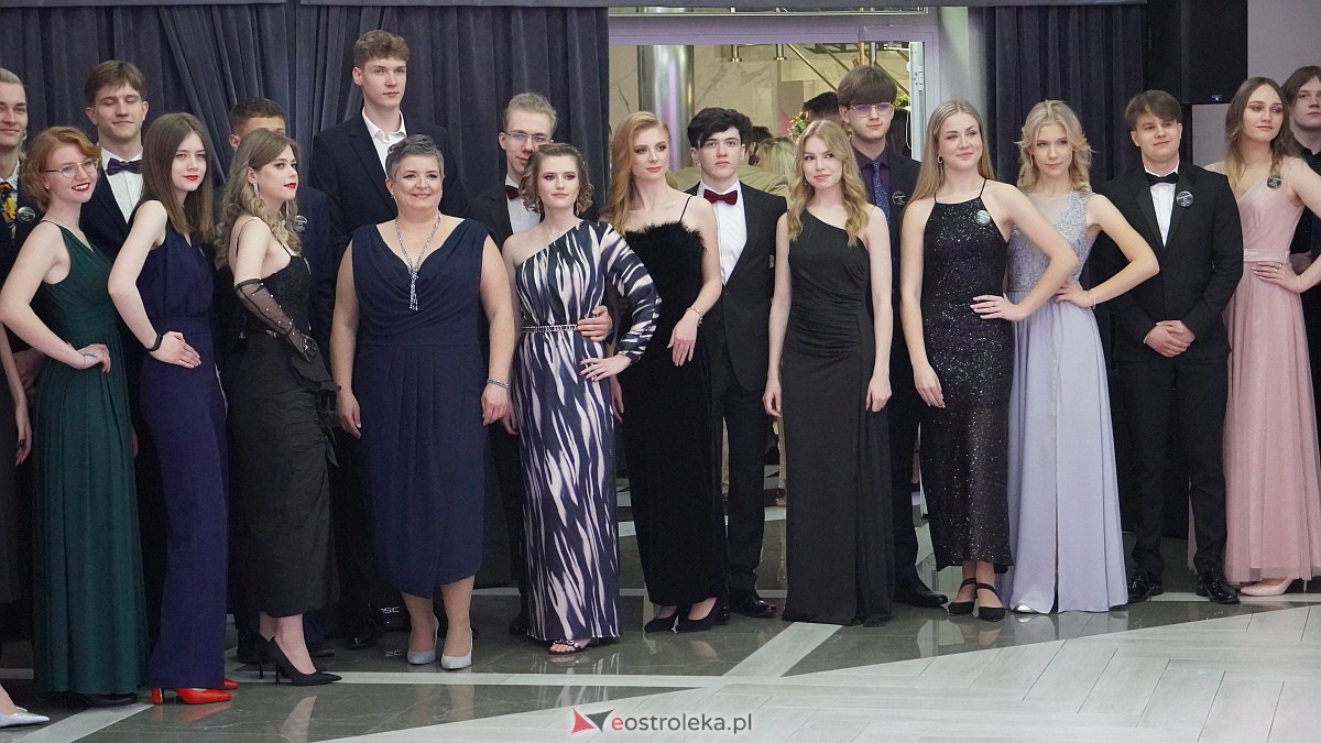 Studniówka 2023. III LO w Ostrołęce [07.01.2023] - zdjęcie #43 - eOstroleka.pl