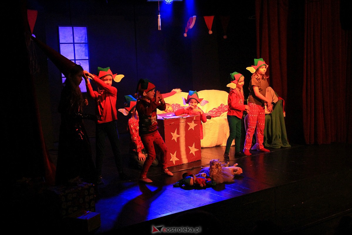 “Niewidzialni” w Klubie Oczko. Magiczna kraina Świętego Mikołaja i świątecznych prezentów [08.01.2023] - zdjęcie #25 - eOstroleka.pl
