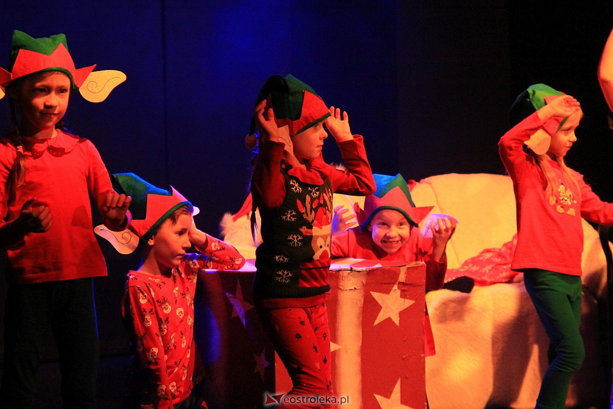 “Niewidzialni” w Klubie Oczko. Magiczna kraina Świętego Mikołaja i świątecznych prezentów [08.01.2023] - zdjęcie #24 - eOstroleka.pl