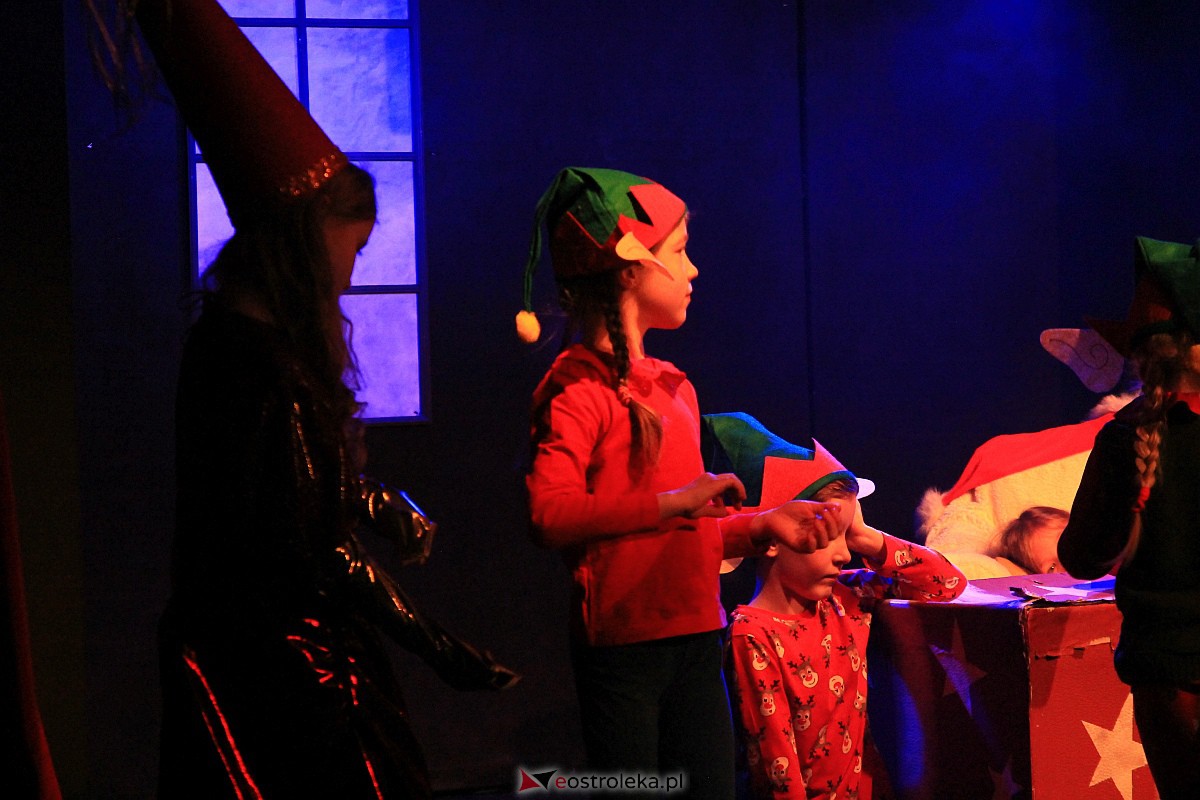 “Niewidzialni” w Klubie Oczko. Magiczna kraina Świętego Mikołaja i świątecznych prezentów [08.01.2023] - zdjęcie #22 - eOstroleka.pl