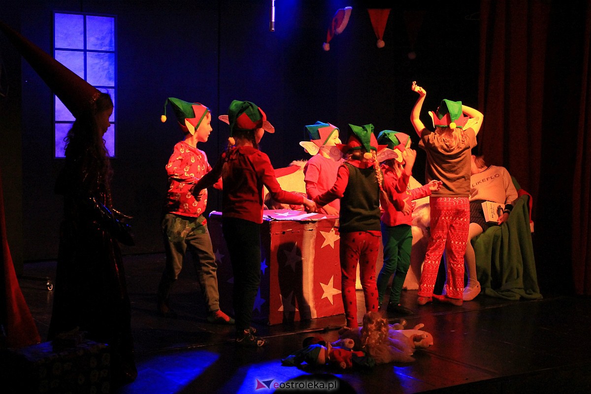 “Niewidzialni” w Klubie Oczko. Magiczna kraina Świętego Mikołaja i świątecznych prezentów [08.01.2023] - zdjęcie #20 - eOstroleka.pl