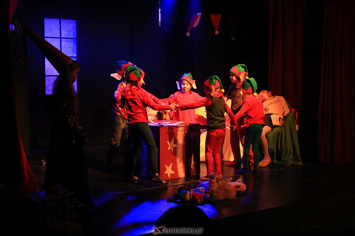 “Niewidzialni” w Klubie Oczko. Magiczna kraina Świętego Mikołaja i świątecznych prezentów [08.01.2023] - zdjęcie #19 - eOstroleka.pl