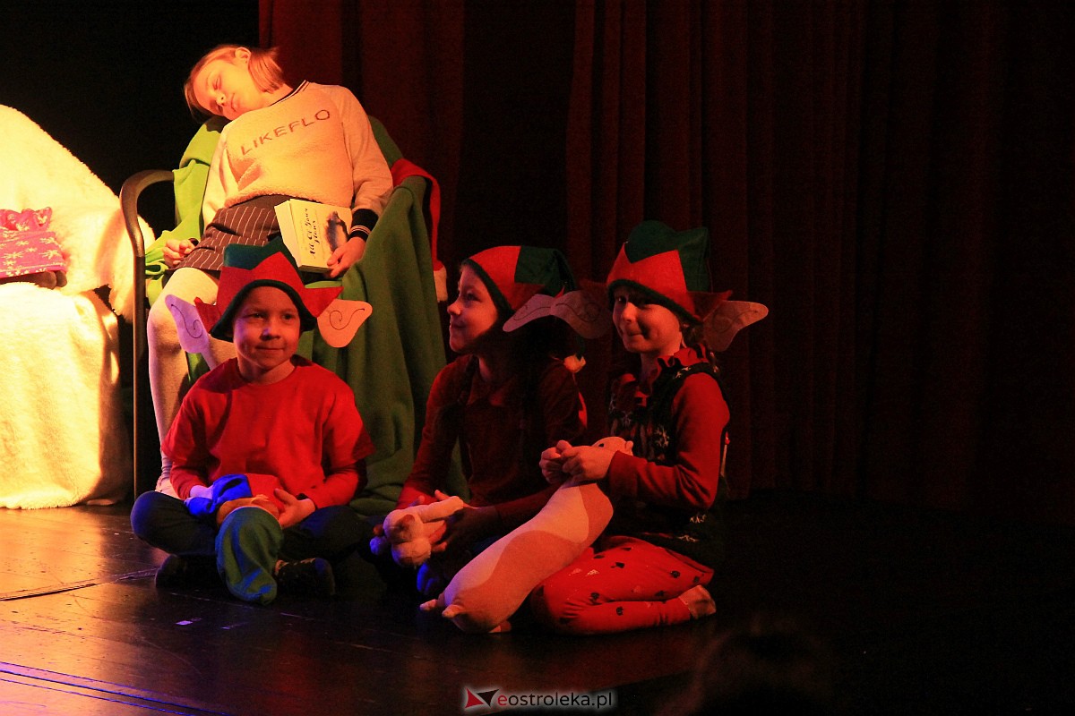 “Niewidzialni” w Klubie Oczko. Magiczna kraina Świętego Mikołaja i świątecznych prezentów [08.01.2023] - zdjęcie #17 - eOstroleka.pl