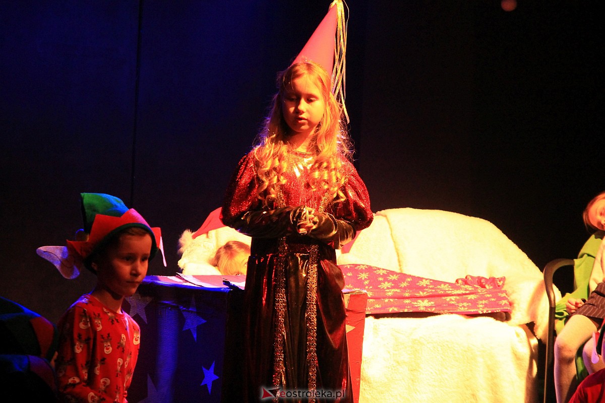 “Niewidzialni” w Klubie Oczko. Magiczna kraina Świętego Mikołaja i świątecznych prezentów [08.01.2023] - zdjęcie #16 - eOstroleka.pl
