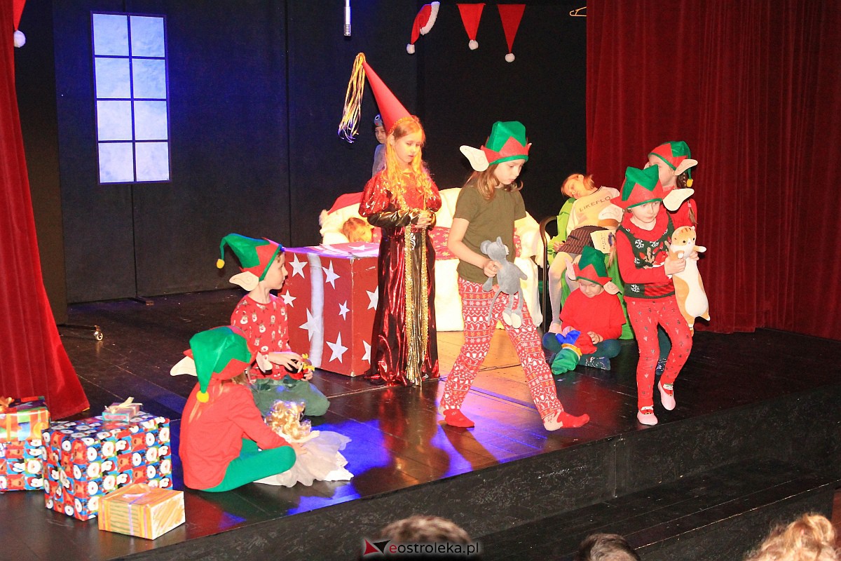 “Niewidzialni” w Klubie Oczko. Magiczna kraina Świętego Mikołaja i świątecznych prezentów [08.01.2023] - zdjęcie #13 - eOstroleka.pl