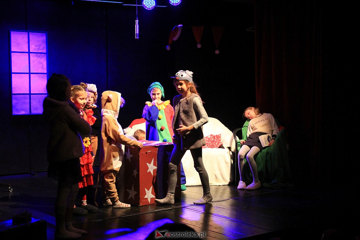 “Niewidzialni” w Klubie Oczko. Magiczna kraina Świętego Mikołaja i świątecznych prezentów [08.01.2023] - zdjęcie #9 - eOstroleka.pl