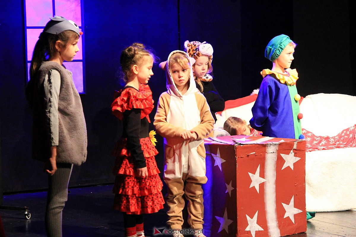 “Niewidzialni” w Klubie Oczko. Magiczna kraina Świętego Mikołaja i świątecznych prezentów [08.01.2023] - zdjęcie #6 - eOstroleka.pl