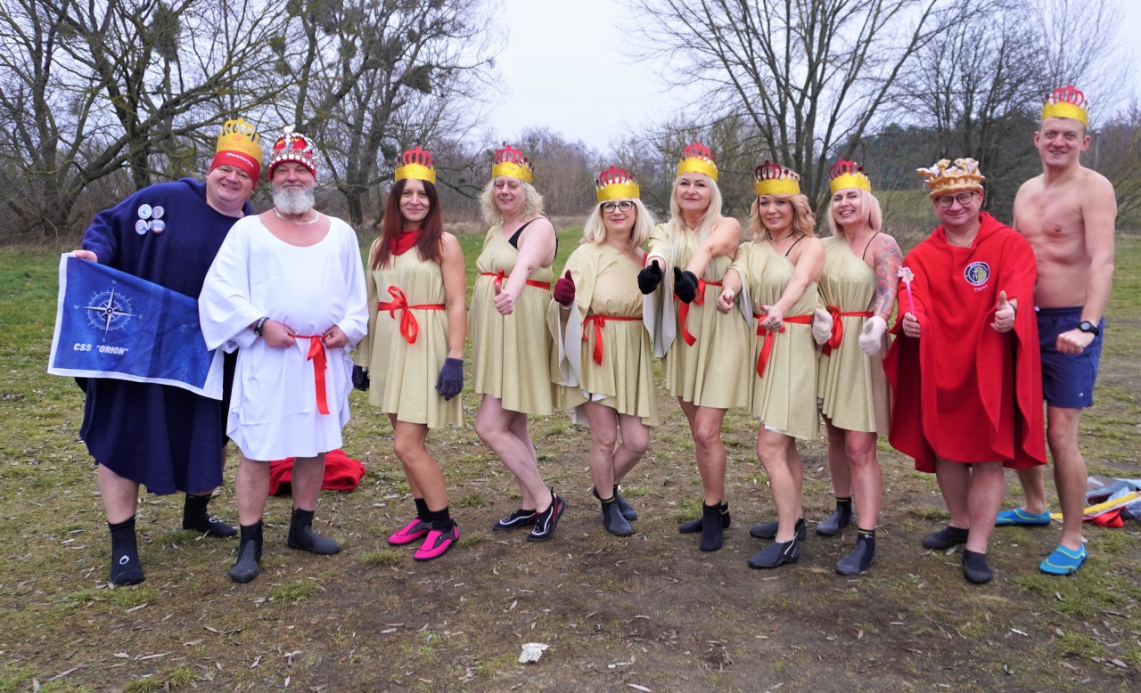 Królewskie morsowanie w Ostrołęce [06.01.2023] - zdjęcie #2 - eOstroleka.pl