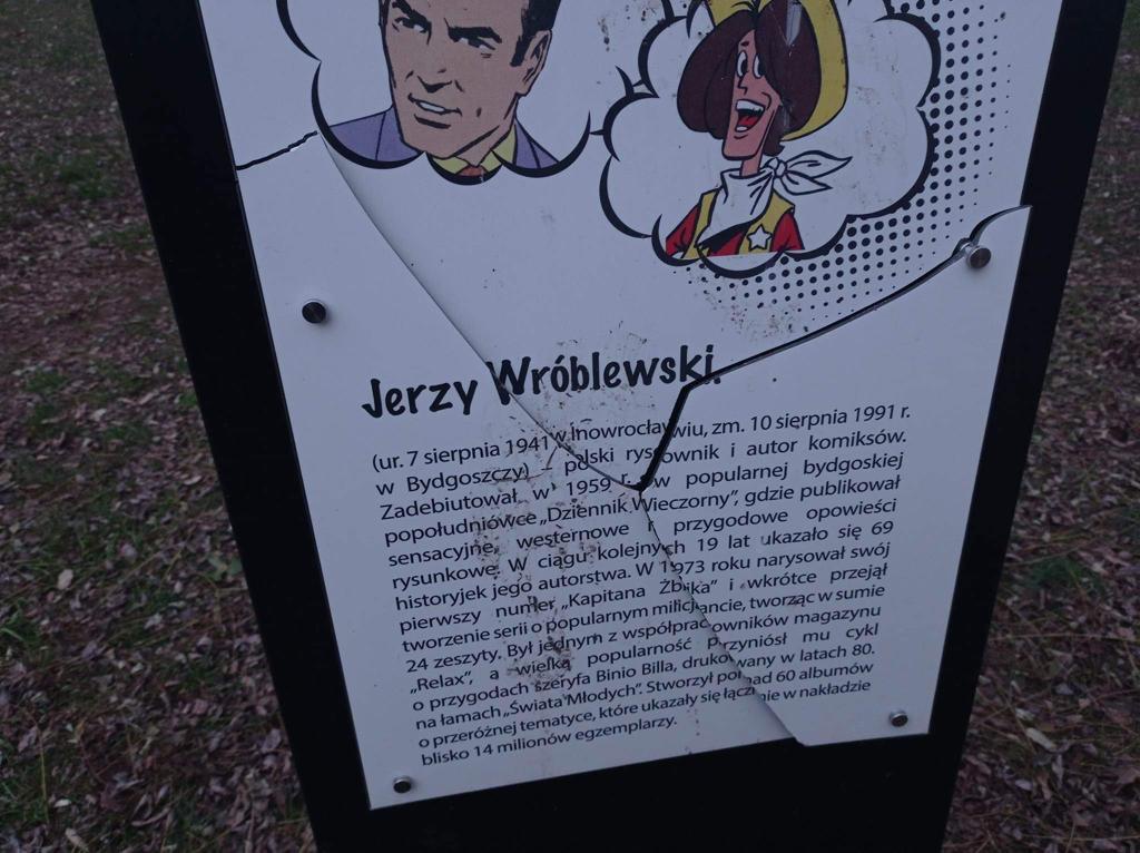 Szczyt głupoty! Ktoś ponownie zniszczył komiksowe tabliczki w parku miejskim [10.01.2023] - zdjęcie #7 - eOstroleka.pl