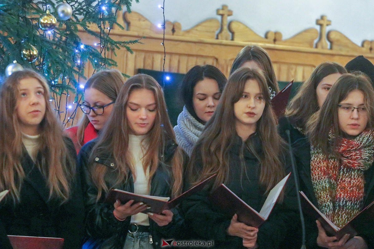 Koncert kolęd chóru Cantilena [15.01.2023] - zdjęcie #16 - eOstroleka.pl