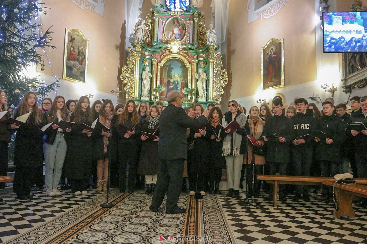 Koncert kolęd chóru Cantilena [15.01.2023] - zdjęcie #9 - eOstroleka.pl