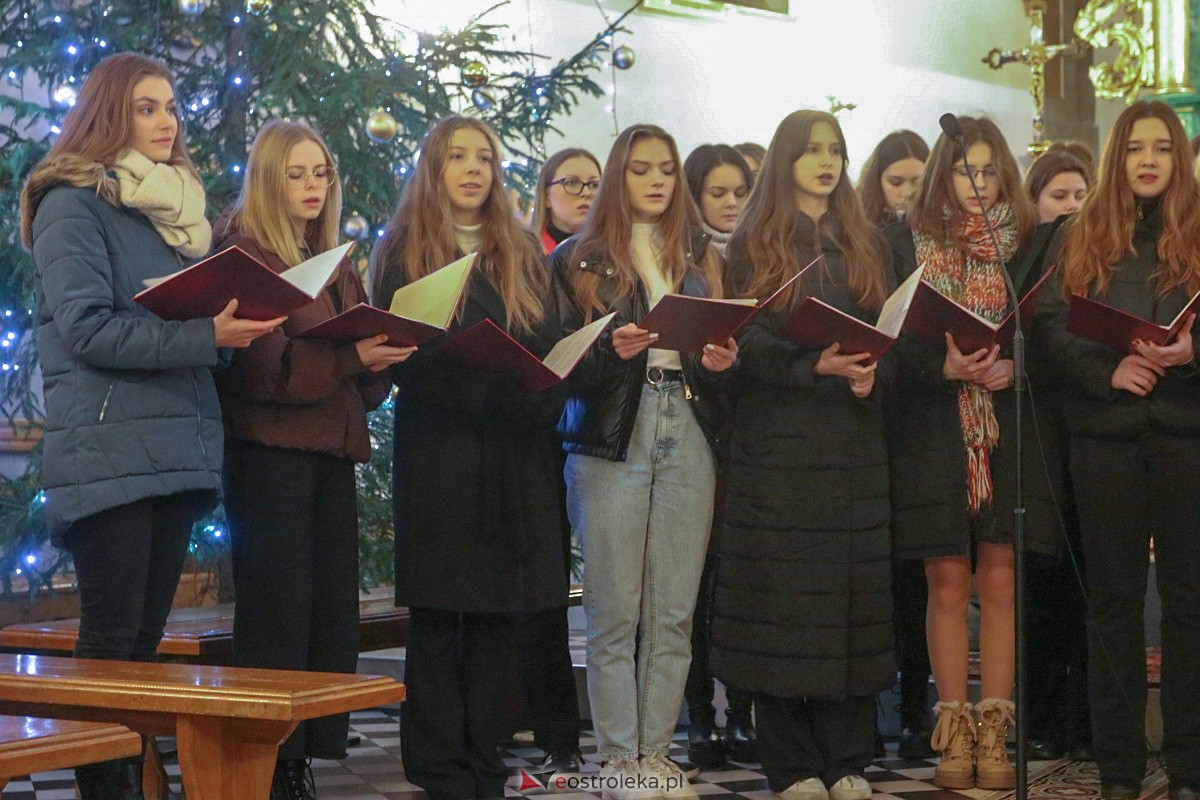Koncert kolęd chóru Cantilena [15.01.2023] - zdjęcie #7 - eOstroleka.pl