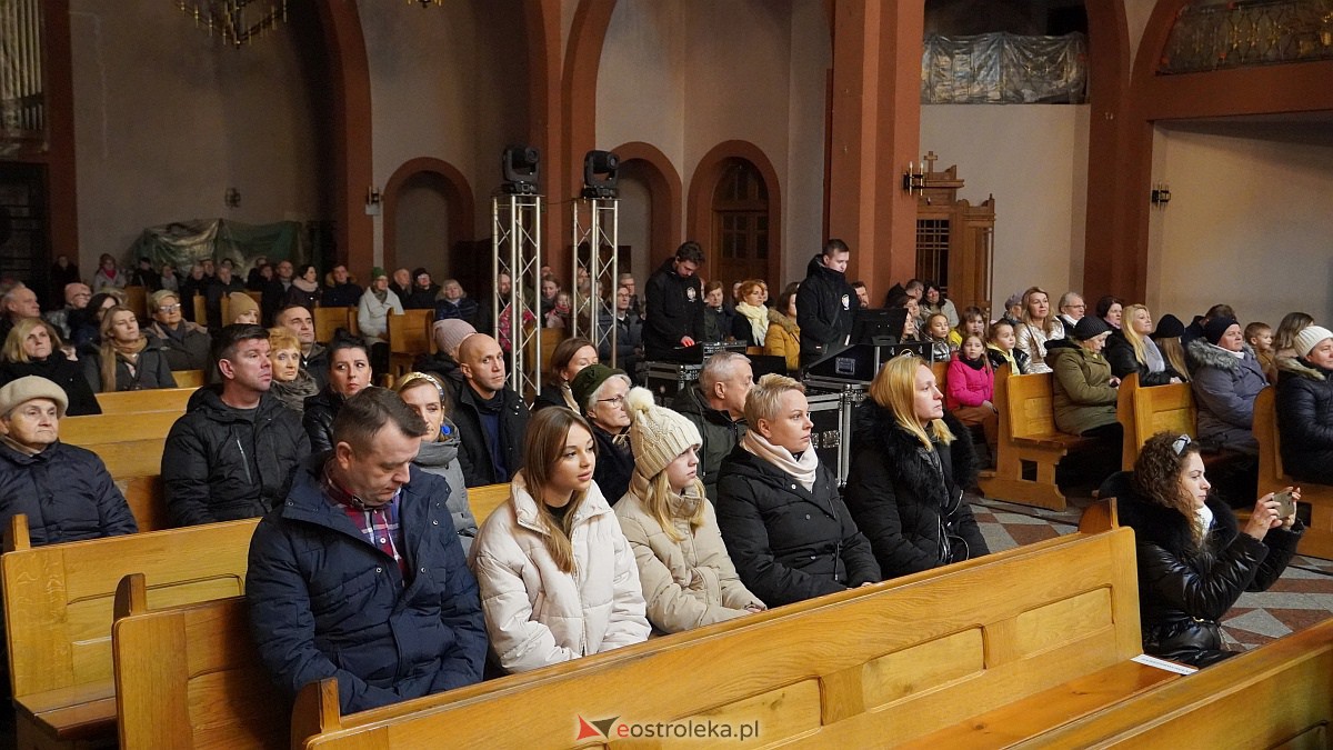 Koncert kolęd w kościele Zbawiciela Świata w Ostrołęce [15.01.2023] - zdjęcie #1 - eOstroleka.pl