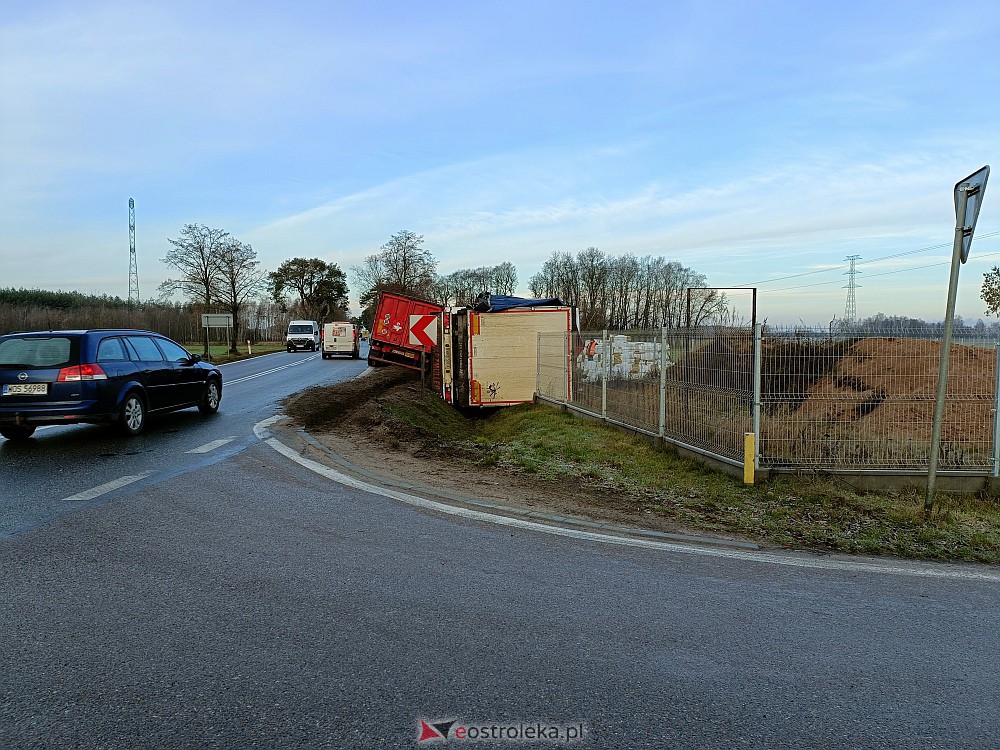 Wypadek w Zamościu. Z drogi wypadły dwie ciężarówki [16.01.2023] - zdjęcie #1 - eOstroleka.pl