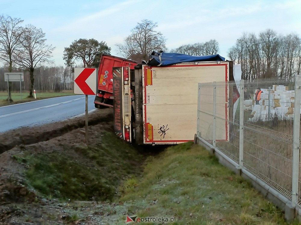 Wypadek w Zamościu. Z drogi wypadły dwie ciężarówki [16.01.2023] - zdjęcie #2 - eOstroleka.pl