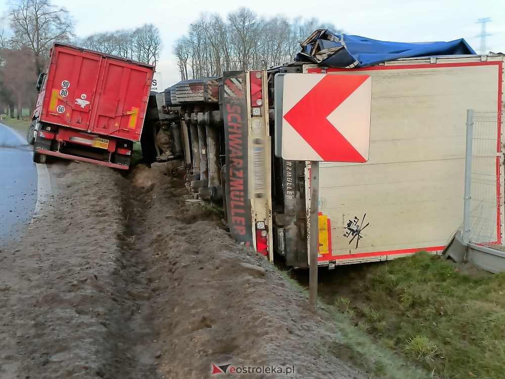 Wypadek w Zamościu. Z drogi wypadły dwie ciężarówki [16.01.2023] - zdjęcie #3 - eOstroleka.pl
