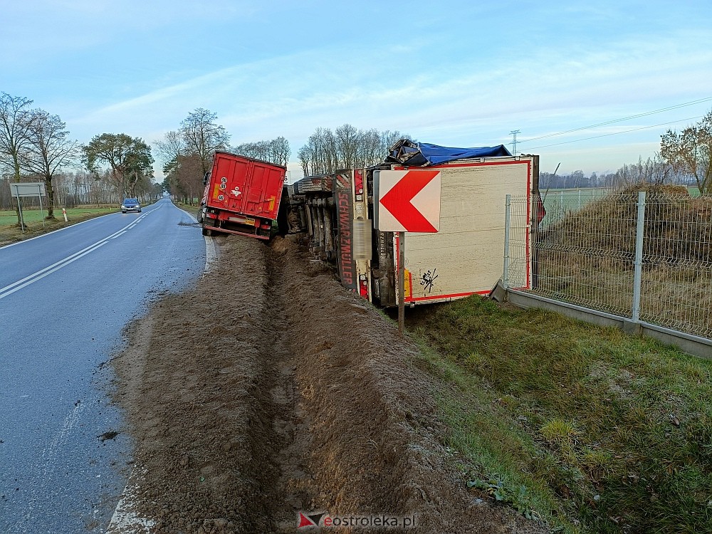 Wypadek w Zamościu. Z drogi wypadły dwie ciężarówki [16.01.2023] - zdjęcie #4 - eOstroleka.pl