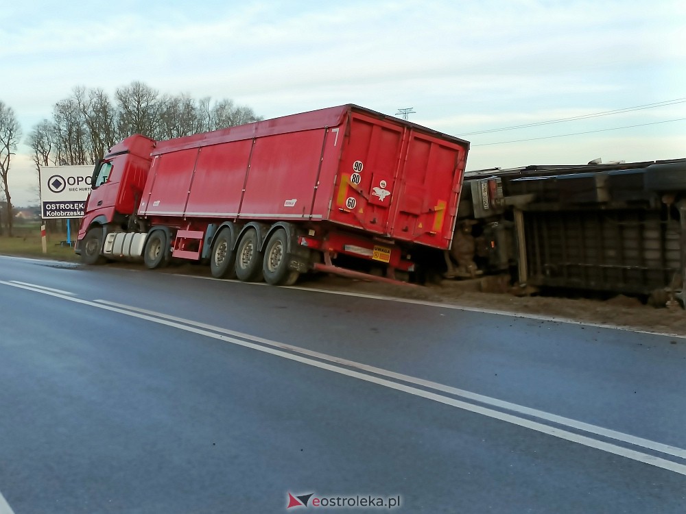 Wypadek w Zamościu. Z drogi wypadły dwie ciężarówki [16.01.2023] - zdjęcie #6 - eOstroleka.pl