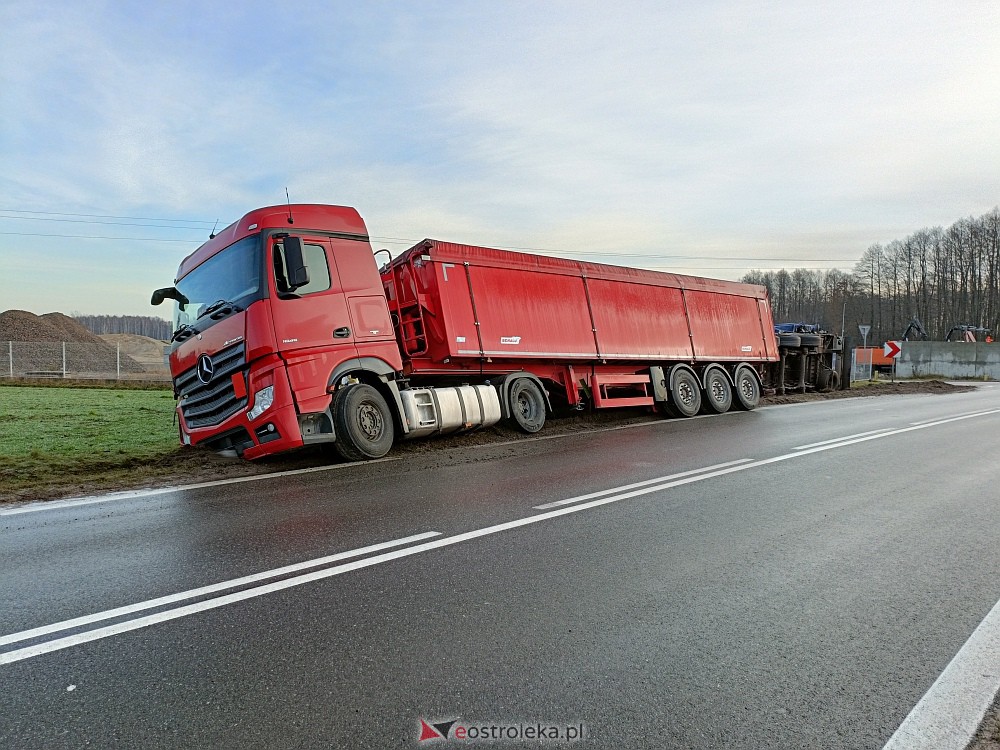 Wypadek w Zamościu. Z drogi wypadły dwie ciężarówki [16.01.2023] - zdjęcie #7 - eOstroleka.pl