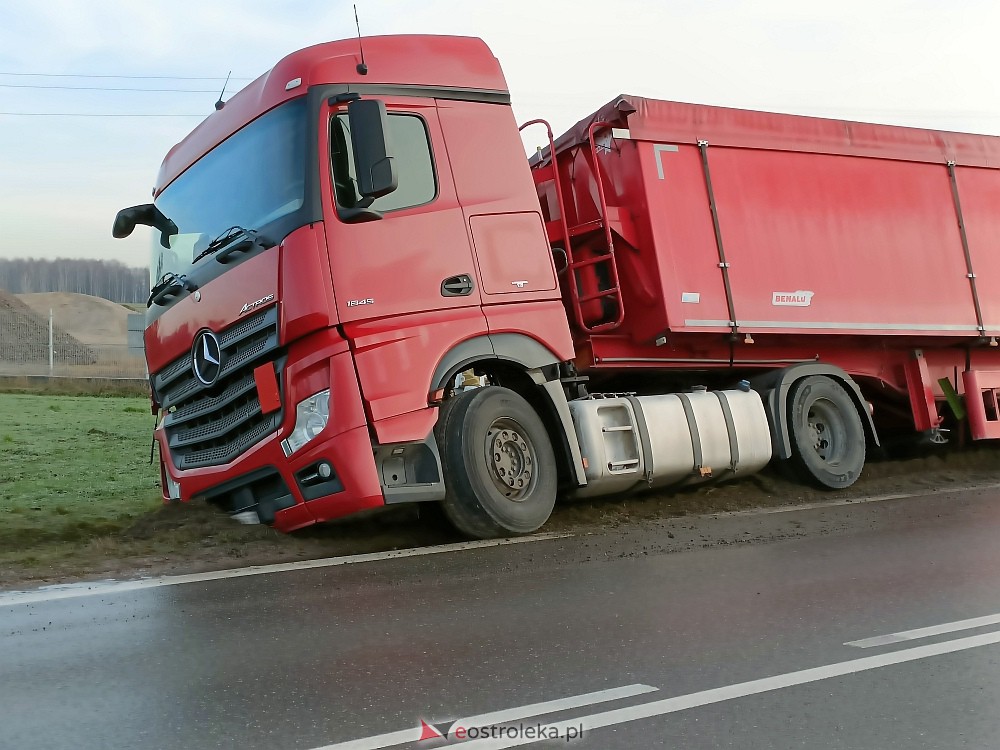 Wypadek w Zamościu. Z drogi wypadły dwie ciężarówki [16.01.2023] - zdjęcie #8 - eOstroleka.pl