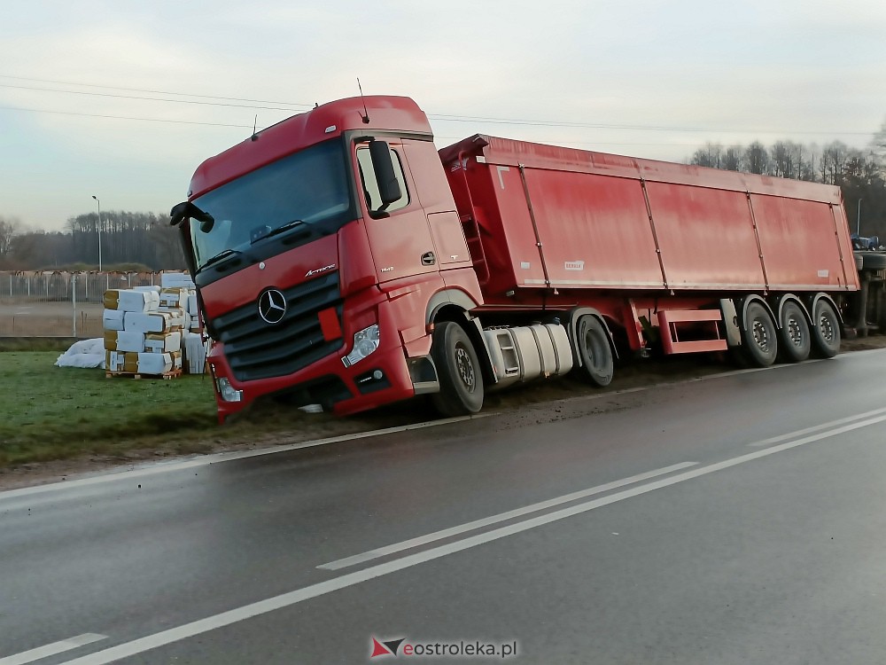 Wypadek w Zamościu. Z drogi wypadły dwie ciężarówki [16.01.2023] - zdjęcie #9 - eOstroleka.pl