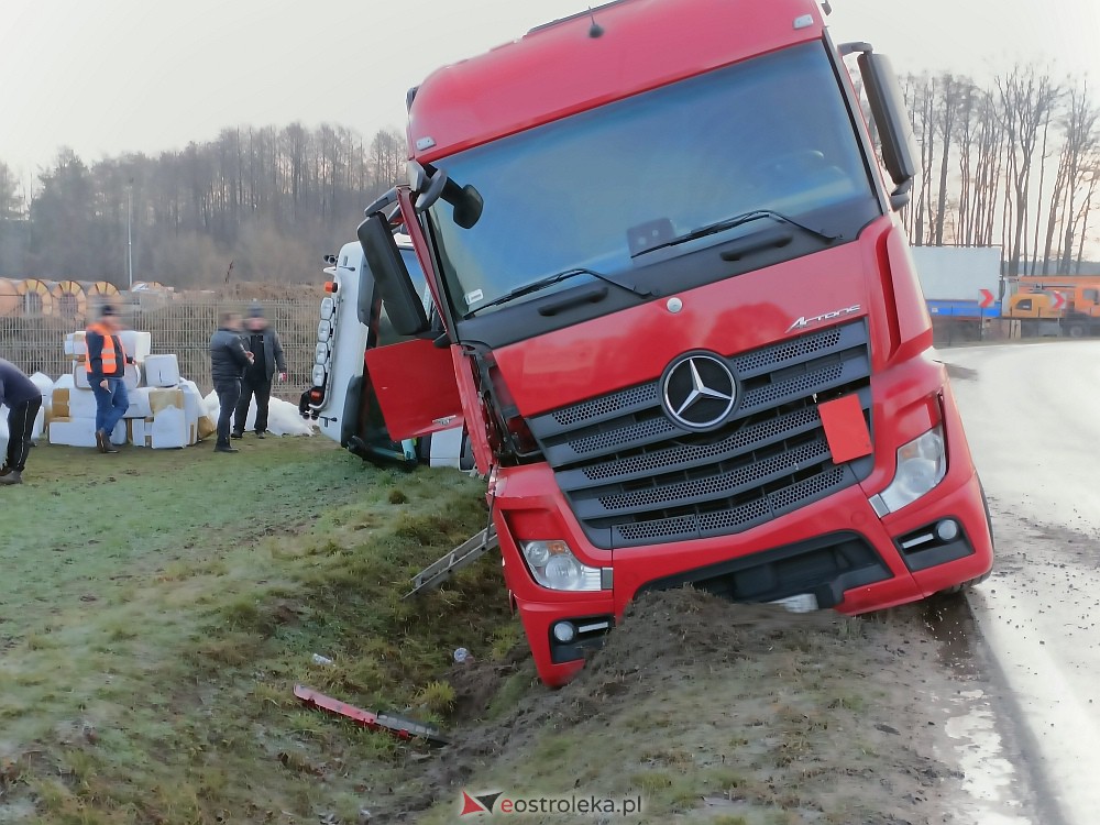 Wypadek w Zamościu. Z drogi wypadły dwie ciężarówki [16.01.2023] - zdjęcie #10 - eOstroleka.pl