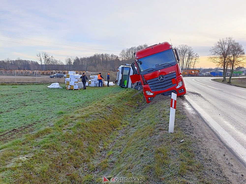 Wypadek w Zamościu. Z drogi wypadły dwie ciężarówki [16.01.2023] - zdjęcie #11 - eOstroleka.pl