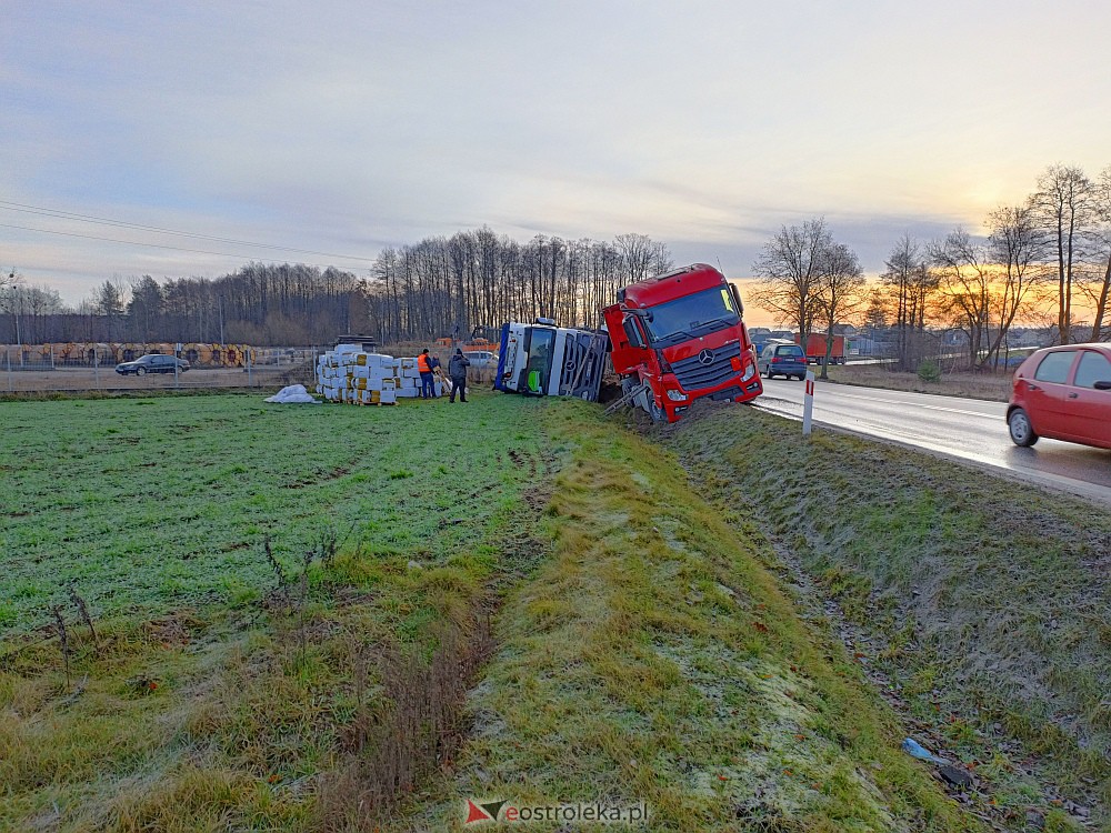 Wypadek w Zamościu. Z drogi wypadły dwie ciężarówki [16.01.2023] - zdjęcie #12 - eOstroleka.pl