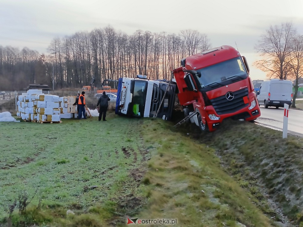 Wypadek w Zamościu. Z drogi wypadły dwie ciężarówki [16.01.2023] - zdjęcie #13 - eOstroleka.pl