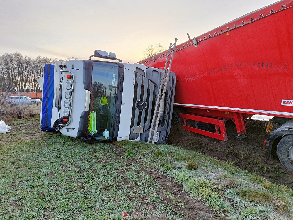 Wypadek w Zamościu. Z drogi wypadły dwie ciężarówki [16.01.2023] - zdjęcie #14 - eOstroleka.pl