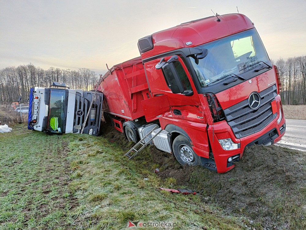 Wypadek w Zamościu. Z drogi wypadły dwie ciężarówki [16.01.2023] - zdjęcie #15 - eOstroleka.pl