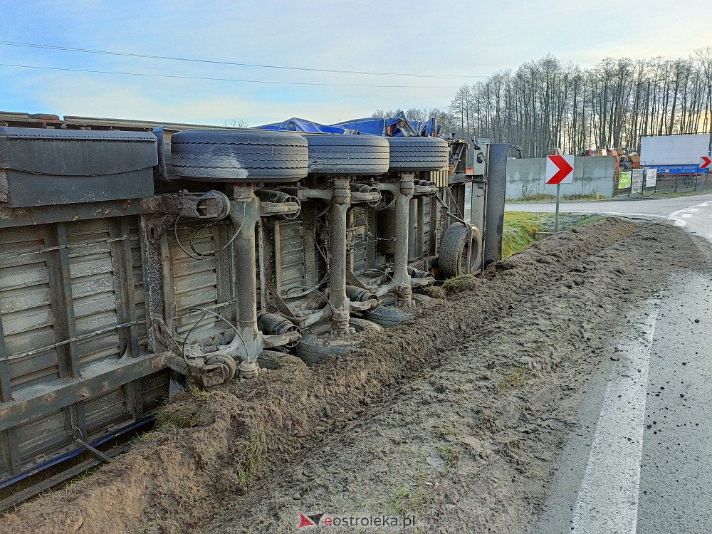 Wypadek w Zamościu. Z drogi wypadły dwie ciężarówki [16.01.2023] - zdjęcie #17 - eOstroleka.pl