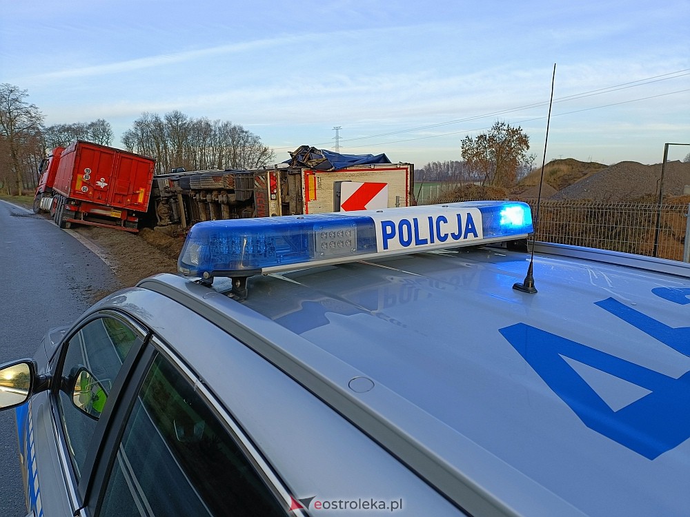 Wypadek w Zamościu. Z drogi wypadły dwie ciężarówki [16.01.2023] - zdjęcie #19 - eOstroleka.pl