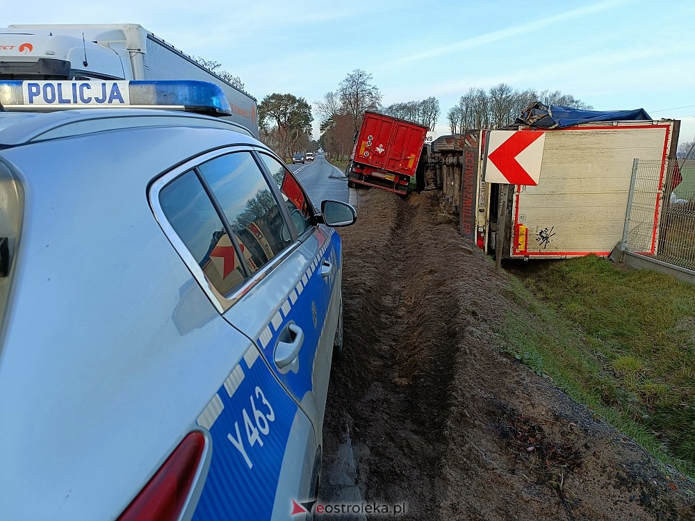 Wypadek w Zamościu. Z drogi wypadły dwie ciężarówki [16.01.2023] - zdjęcie #20 - eOstroleka.pl