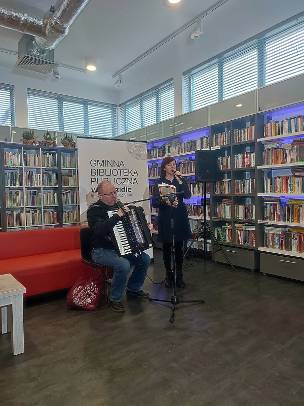 Koncert kolęd i pastorałek w kadzidlańskiej bibliotece [16.01.2023] - zdjęcie #5 - eOstroleka.pl