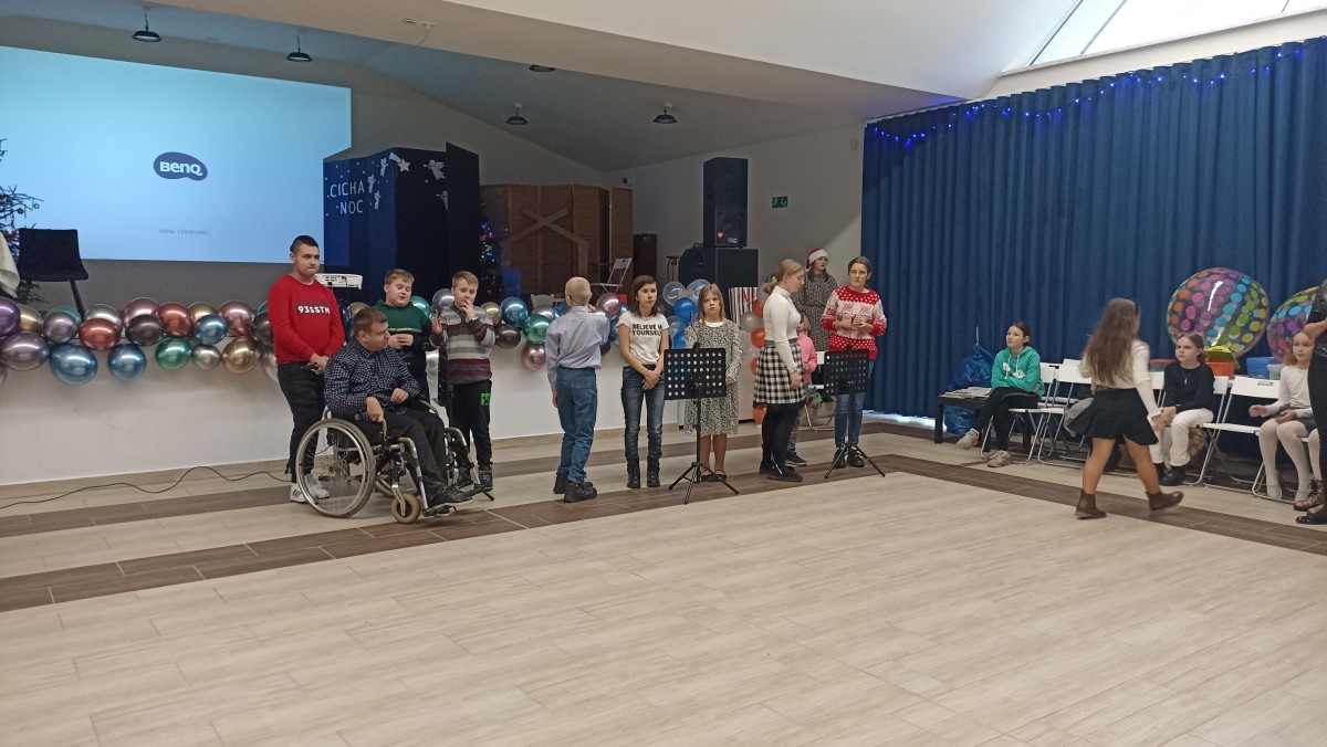 Choinka Noworoczna dla dzieci i młodzieży z niepełnosprawnością w Łysych - zdjęcie #30 - eOstroleka.pl