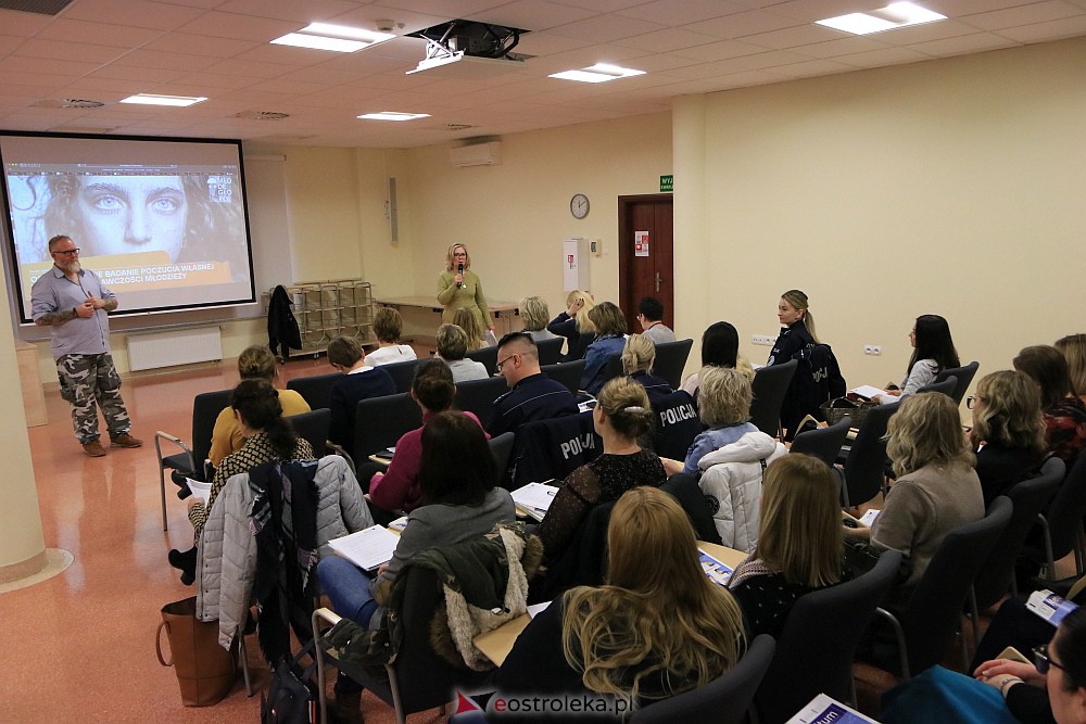 Młodzi w sieci - szkolenie dla nauczycieli w MSCDN w Ostrołęce [18.01.2023] - zdjęcie #26 - eOstroleka.pl