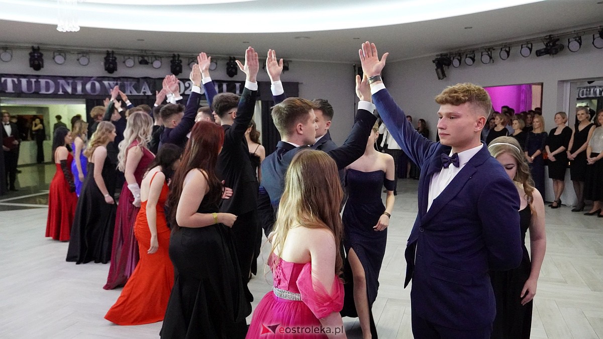 Studniówka 2023. II LO w Ostrołęce [21.01.2023] - zdjęcie #246 - eOstroleka.pl