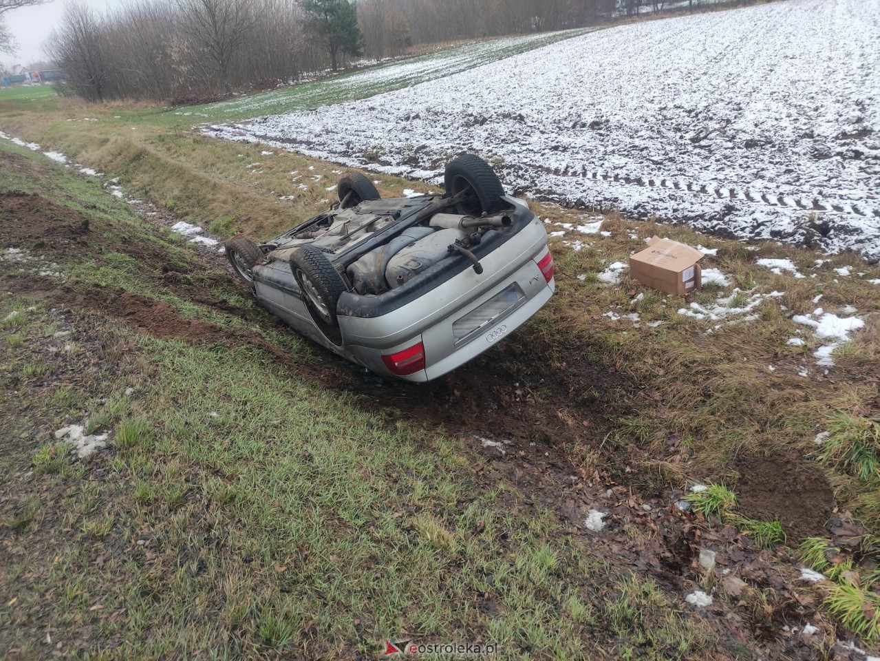 Kraksa w Kordowie na DK-61. Osobówka wpadła do rowu [27.01.2023] - zdjęcie #10 - eOstroleka.pl