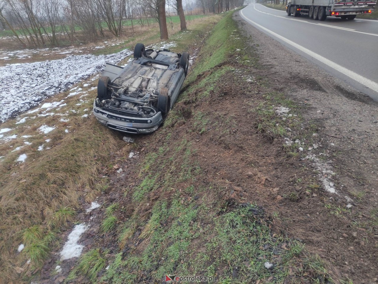 Kraksa w Kordowie na DK-61. Osobówka wpadła do rowu [27.01.2023] - zdjęcie #9 - eOstroleka.pl