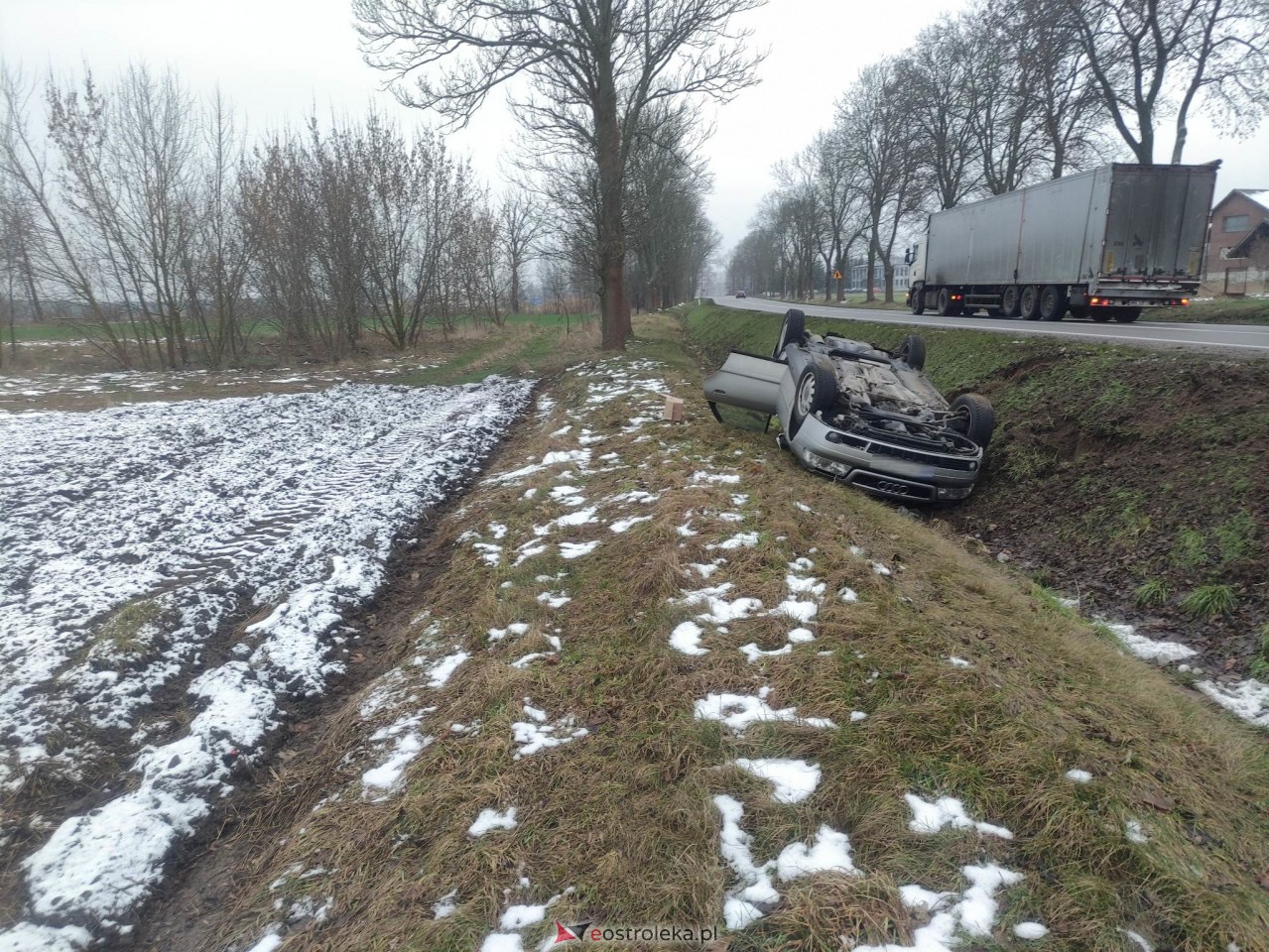 Kraksa w Kordowie na DK-61. Osobówka wpadła do rowu [27.01.2023] - zdjęcie #8 - eOstroleka.pl