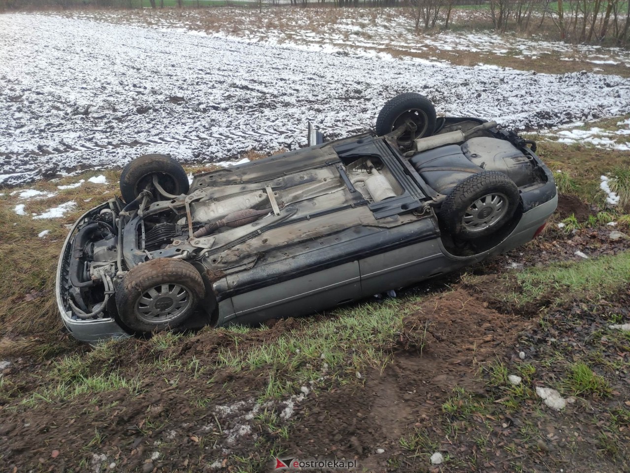 Kraksa w Kordowie na DK-61. Osobówka wpadła do rowu [27.01.2023] - zdjęcie #7 - eOstroleka.pl