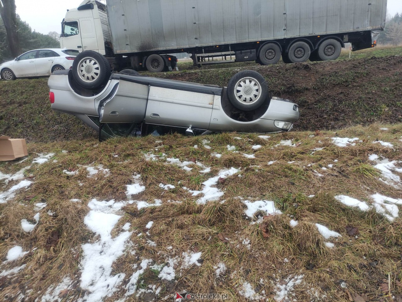 Kraksa w Kordowie na DK-61. Osobówka wpadła do rowu [27.01.2023] - zdjęcie #6 - eOstroleka.pl